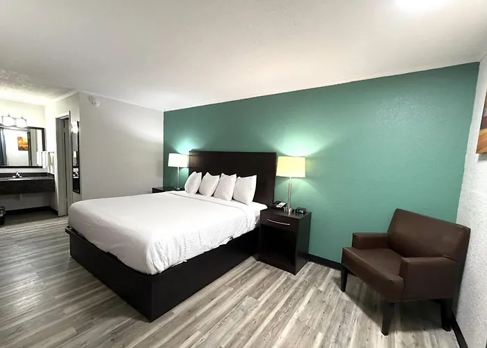 Econo Lodge Inn & Suites Newton