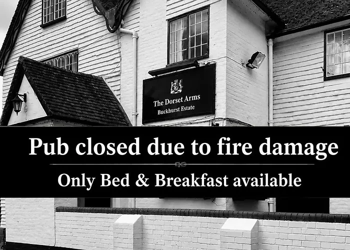 The Dorset Arms Pub & Cottage Rooms