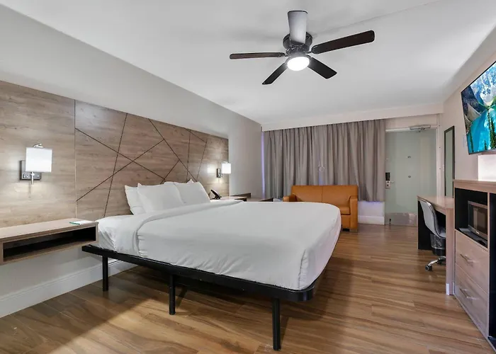 Quality Inn & Suites Airport-Cruise Port Hollywood