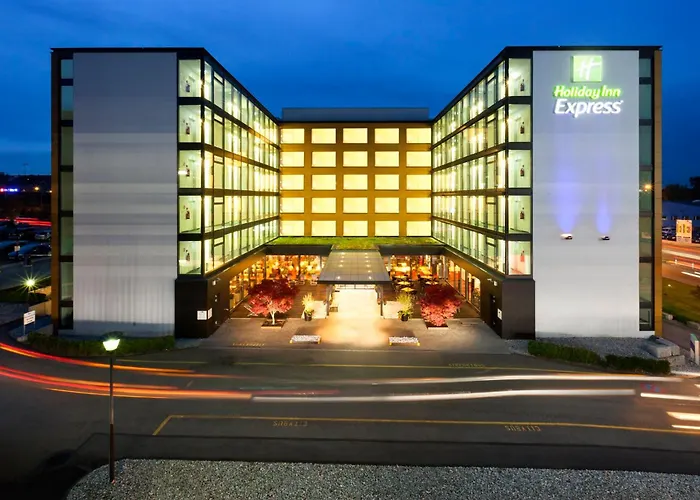 Holiday Inn Express Zürich Airport, an IHG Hotel
