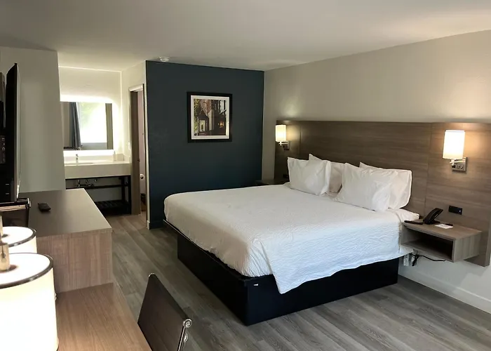 Travelers Inn & Suites