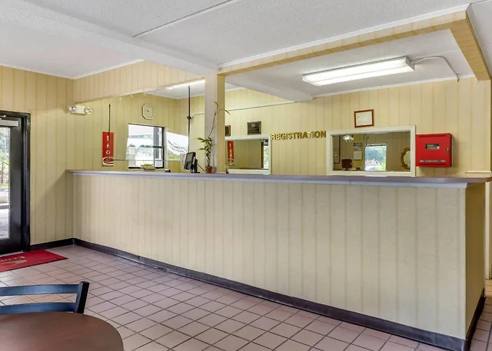 Econo Lodge Inn & Suites