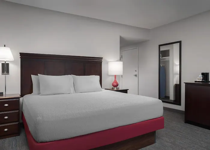 Hampton Inn & Suites Omaha-Downtown