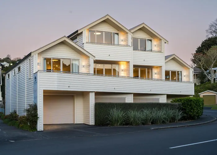 Hananui Lodge And Apartments