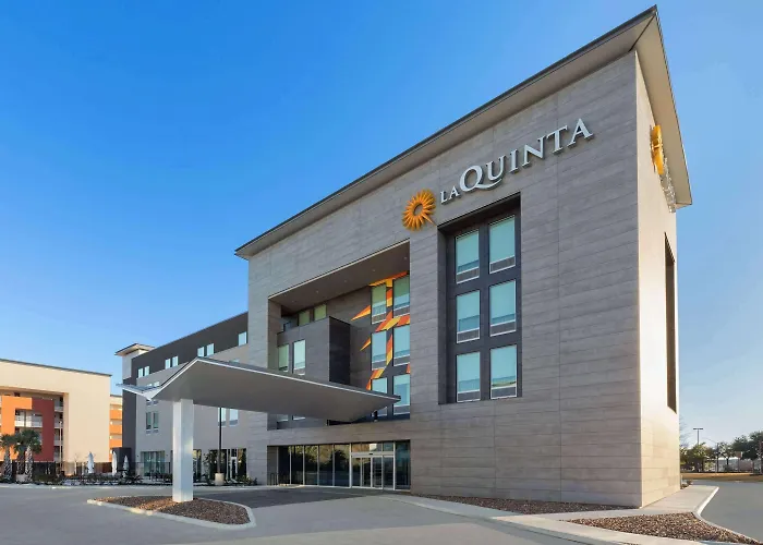 La Quinta Inn & Suites By Wyndham San Antonio At The Rim