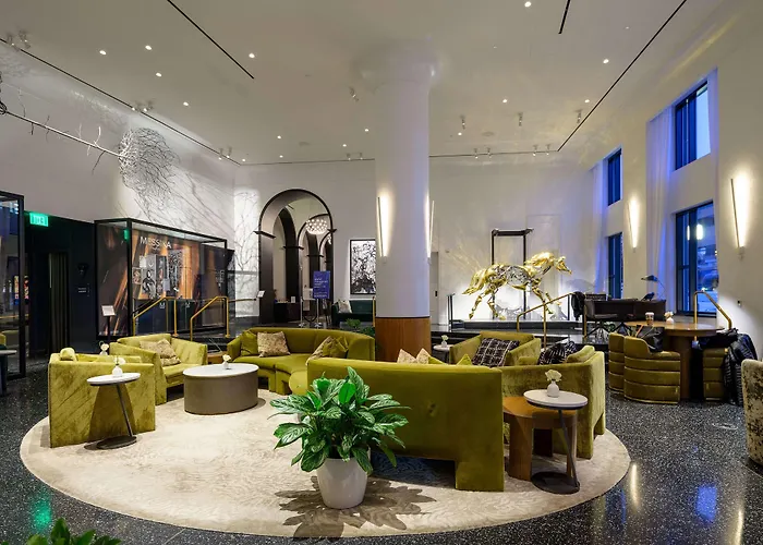 Daxton , Curio Collection By Hilton