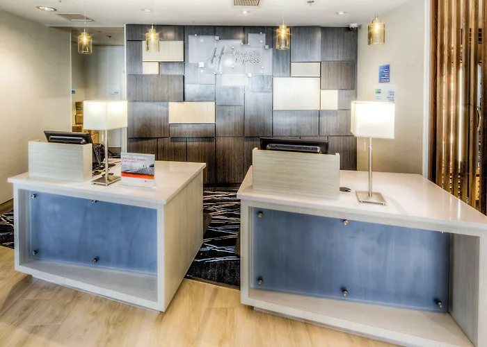 Holiday Inn Express & Suites Cleveland/Westlake By Ihg