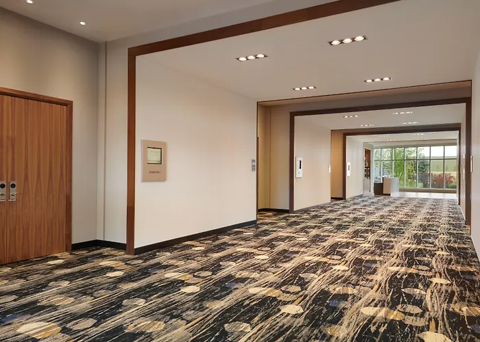 Courtyard By Marriott Airport