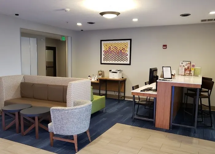 Holiday Inn Express & Suites Lincoln Airport By Ihg