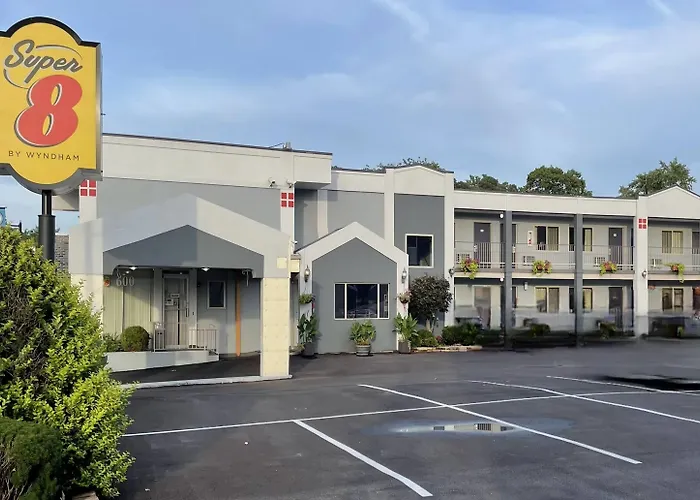 Super 8 By Wyndham Belleville St. Louis Area