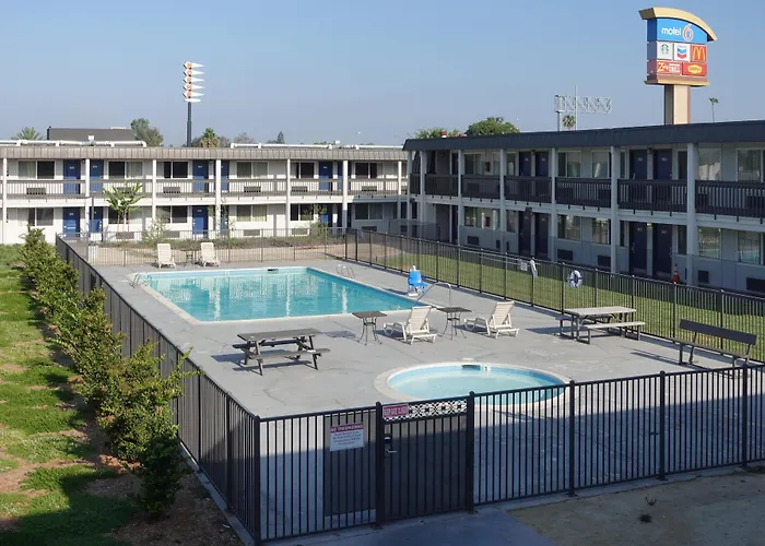 Motel 6-, Ca