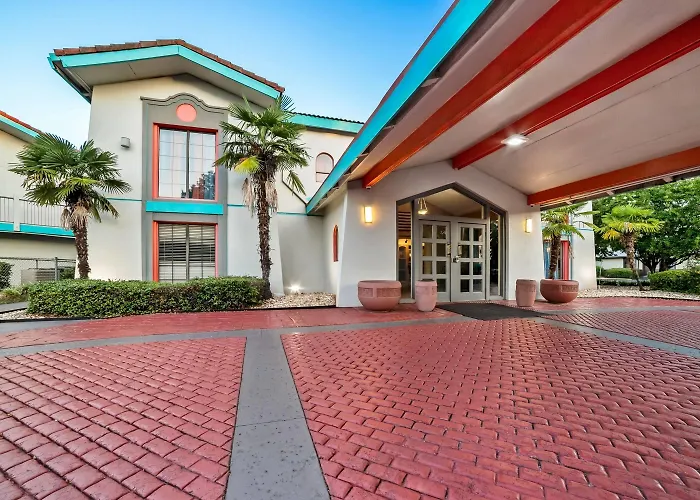 Howard Johnson By Wyndham Fort Moore