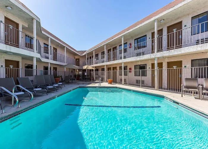Rodeway Inn Magic Mountain Area