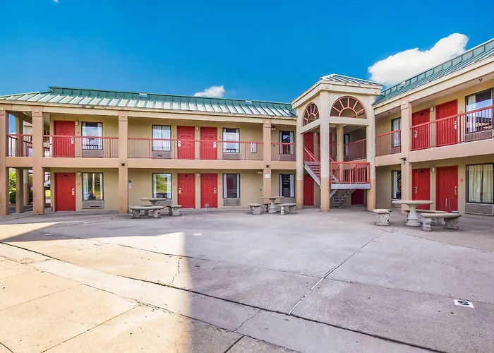 Econo Lodge Inn & Suites - Louisville South