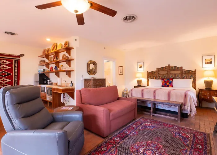 Casa Blanca Inn And Suites