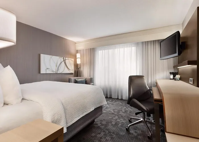 Courtyard By Marriott Topeka