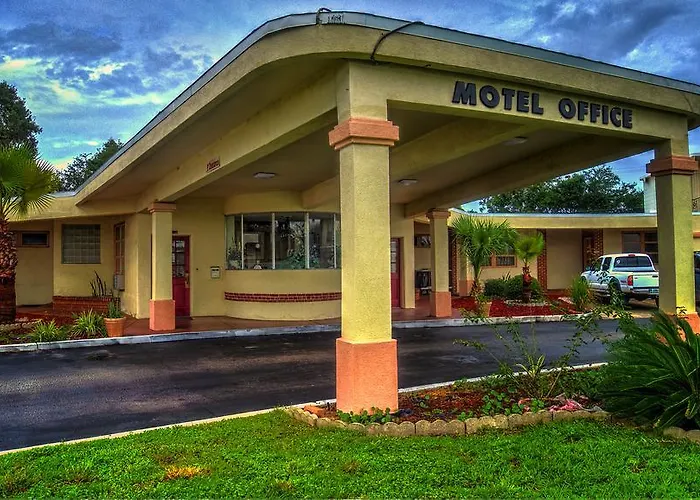 Nassau Holiday Motel