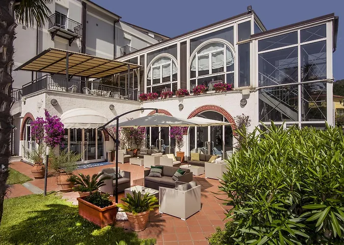 Hotel Riviera 3 Stelle Con Piscina Estiva Gratuita E Garage A Pagamento