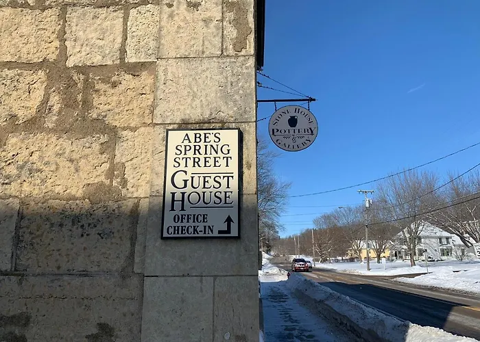 Abe'S Spring Street Guest House