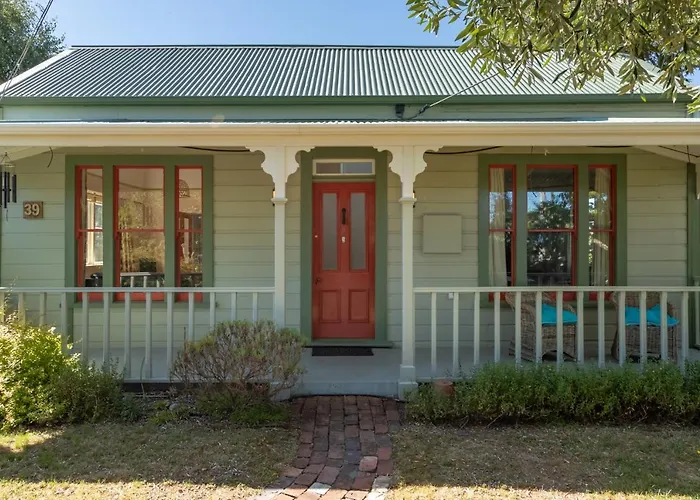 Shy Cottage And Studio