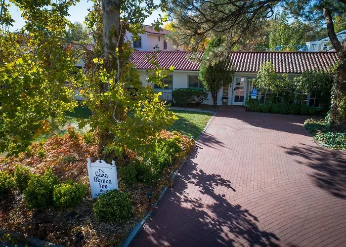 Casa Blanca Inn And Suites