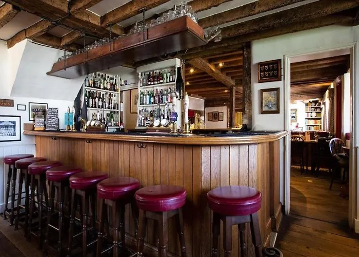 The Dorset Arms Pub & Cottage Rooms